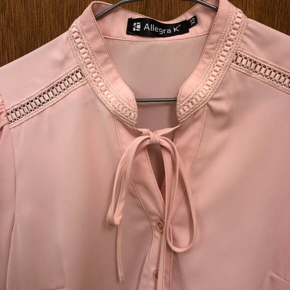 Allegra K - Light pink short-sleeve top - Tie-neck - Stencil details - Size XS - Picture 3 of 4